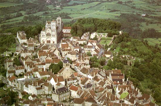De collegiale St. Magdalenakerk bovenop de heilige heuvel van Vzelay.