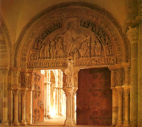 Het prachtige romaans portaal in het voorportaal van de pelgrims. Vzelay, abdijkerk.