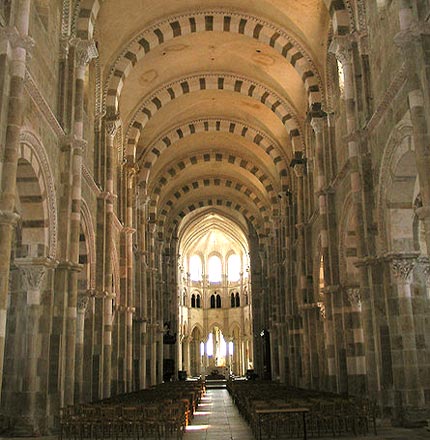 Binnenzicht van de romaanse abdijkerk van Vzelay.