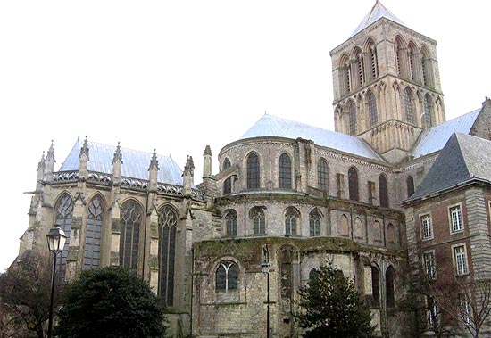 Het koor en de vieringtoren van de abdijkerk in het Normandische Fcamp.