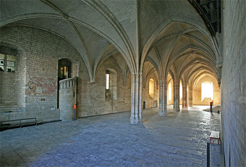 De gotische audintiezaal van het Pausenpaleis in Avignon.