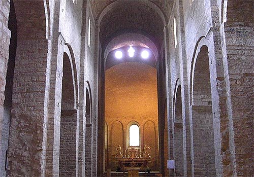 Interieur van de abdijkerk van St. Guilhem-le-Dsert