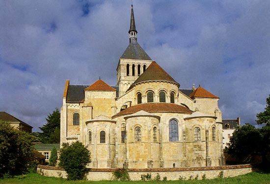 koorzijde van de romaanse abdijkerk van St.-Benot-sur-Loire.