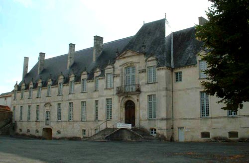 de voorgevel van het vooormalig klooster van St.-Jean-d'Angly