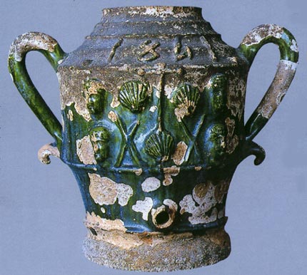 Gemailleerde terra-cotta vaas, getooid met met pelgrimskoppen, schelpen en gekruiste staafjes. (Tarn, Muse de Lavaur, 1841)