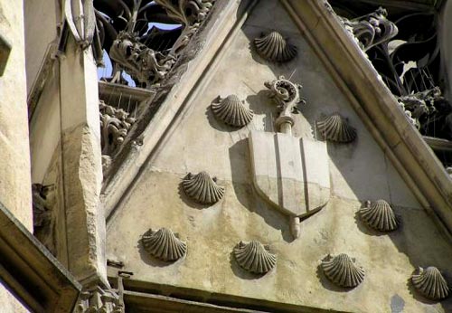 Jakobsschelpen als decoratie op de gevel van het Htel de Cluny in Parijs