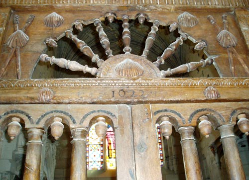 het motief van gekruiste pelgrimsstafjes met schelp op een afsluitingswand in de kerk van Clry-Sant-Andr