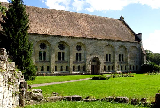 Het gastenverblijf van de Cistercinzerabdij (1129) in Ourscamp (Fr.) nabij Noyon.