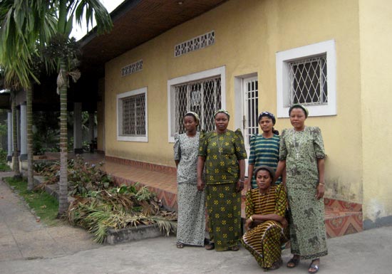 5 zusters bij het huis in Kinshasa. v.l.n.r. Sr. Tytiane, Sr. Cline, Sr. Nancy, Sr. Antoinette en Sr. Micheline.