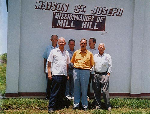de Mill Hill-communauteit in Basankusu begin 2001. Vooraan v.l.n.r. de paters Harry Reusen, Jan van Luijk en Ren Graat. Achterste rij v.l.n.r. de broeders Marinus de Groot en Otto Perfler en pater John Kirwan.