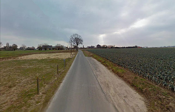 De Oude Heirweg, met in de verte de hoeve, waar ooit het Gasthuis Ten Bunderen stond.