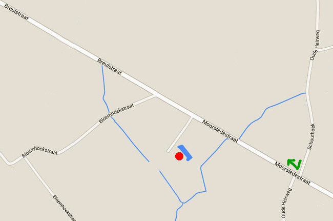 De rode stip toont de plaats van de Bunderkruishoeve. De groene pijl geeft de Schouthoek aan, waar men rechts neemt (Google Maps).