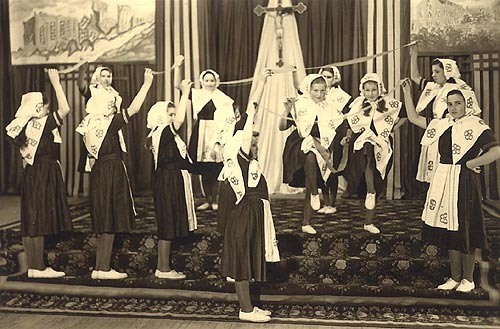 een van volksdansen, uitgevoerd in de feestzaal (1949)