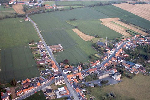 luchtfoto van het grensdorp Abele