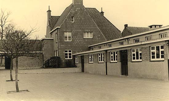 de binnenkoer van de school in 1939