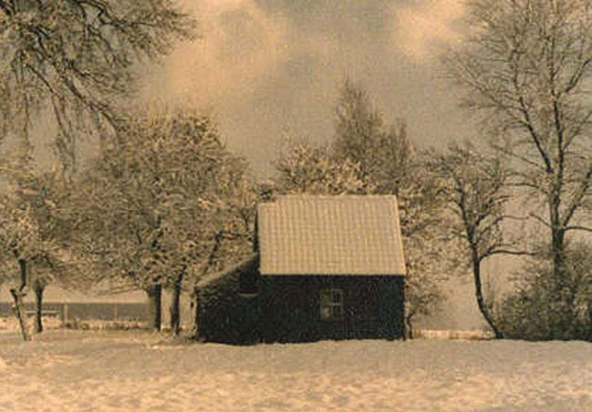 Gezellig warm ogend bakhuisje in de sneeuw aan de Oude Heirweg 47 (foto: Linda Malfait).