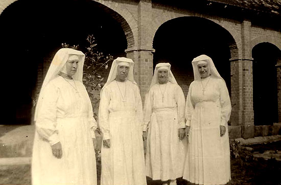 v.l.n.r. de zusters Cypriana, Marie-Grégoire, Clementine en Willibrorda in Mampoko (na 1951)