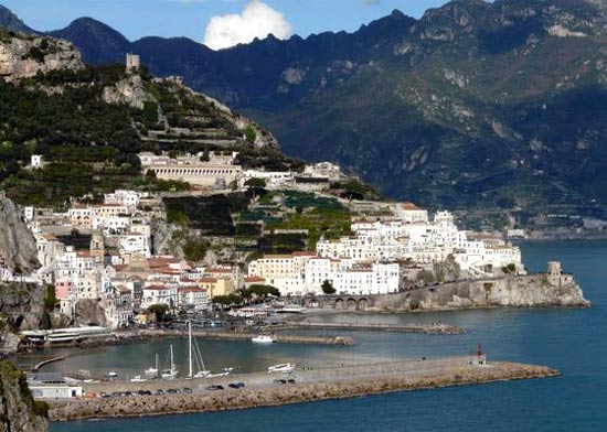 De Zuid-Italiaanse havenstad Amalfi, van waaruit al in de Hoge Middeleeuwen de Middellandse Zee werd overgestoken