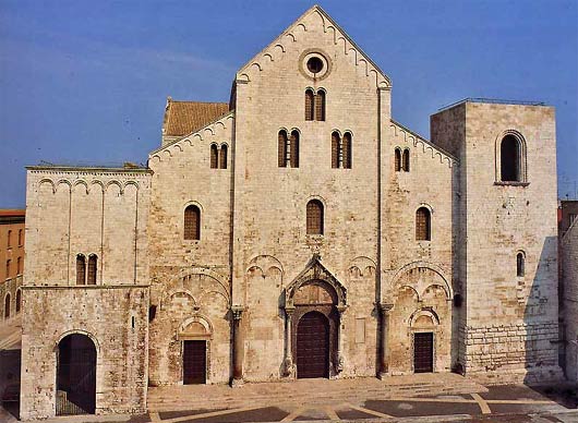 De voorgevel van de St. Nikolaasbasiliek in Bari.