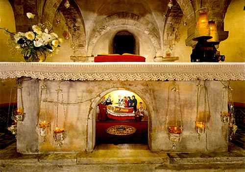 De graftombe van St. Nikolaas in de crypte onder de basiliek van Bari