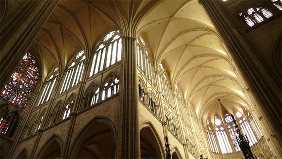 Het duizelingwekkend interieur van de gotische kathedraal van Amiens.