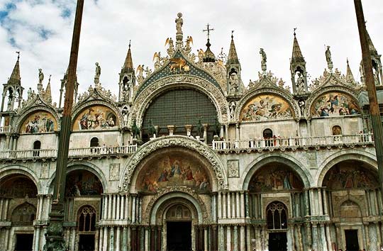 De voorgevel van de San Marcobasiliek in Venetië
