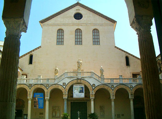 Het voorhof en de voorgevel van de kathedraal van Salerno.