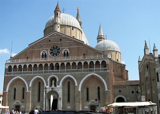 De voorgevel van de basiliek van de H. Antonius in Padua.