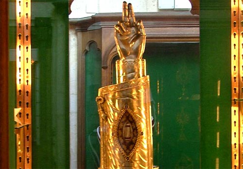 Gouden armreliekhouder met het vingerkootje van Sint Nicolaas. 