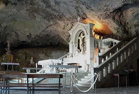 La Sainte Baume, de grot van waarin Maria-Magdalena leefde, en waarin haar schedel wordt bewaard .