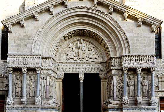 Romaans westportaal met het beroemde tympaan van het Laatste Oordeel. Arles, kathedraal St.-Trophime.