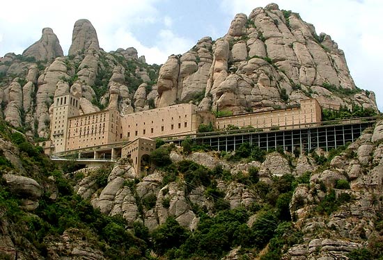 Het benedictijnerklooster met het Maria-heiligdom in het Spaanse Montserrat