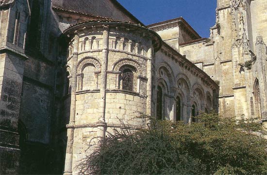Het koor is een van de enige resten van de ooit zo beroemde St.-Eutropekerk in Saintes.
