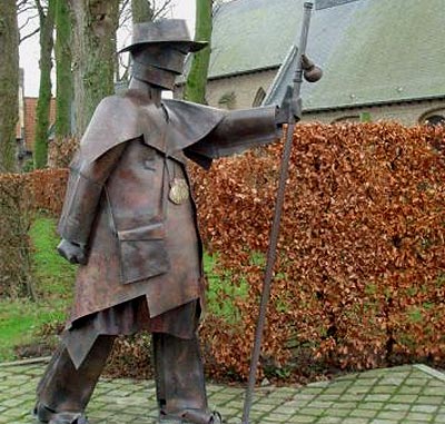 beeld van St. Jacobus-de-Meerdere (2007) in de dorpskern. De maker is Edward Malet afkomstig uit Moorslede.