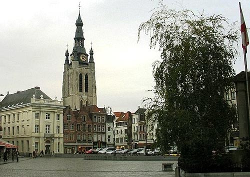 de St. Maartenskerk in Kortrijk, gezien vanop de Grote Markt.