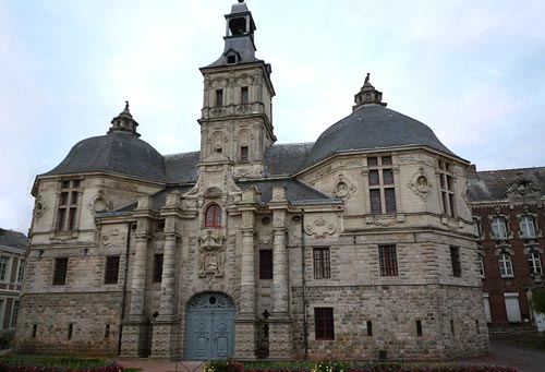de 17de-eeuwse voorgevel van de vroegere abdij van Saint-Amand.