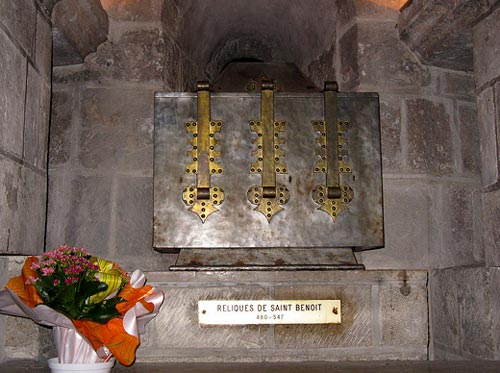 de relieken van de H. Benedictus. St.-Benoît-sur-Loire, abdijkerk, crypte.