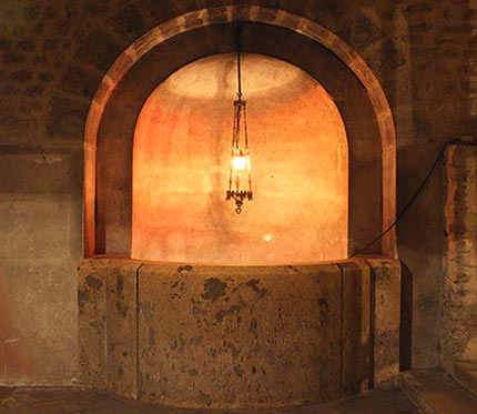 de 'Puits des Saints-Forts' in de ondergrondse crypte