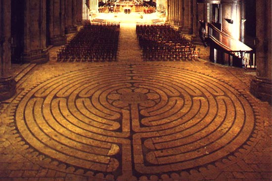 het labyrint in de vloer van de kathedraal.