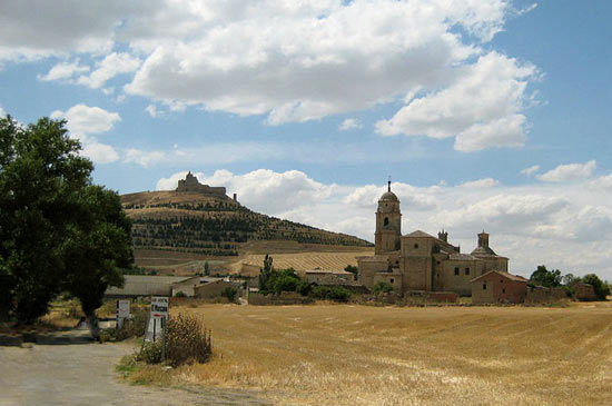 Castrojeriz met de Virgen del Manzanokerk op de voorgrond