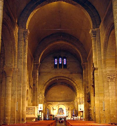interieur van de abdijkerk Notre-Dame-de-la-Fin-des-Terres in Soulac