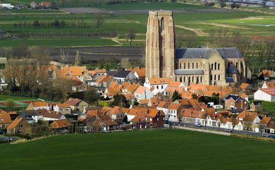 luchtfoto van Lissewege met de O.L.V.-Bezoekingskerk