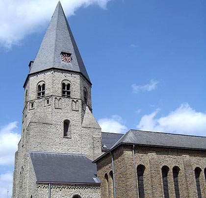 de romaanse toren van de Sint-Pietersbandenkerk in Torhout
