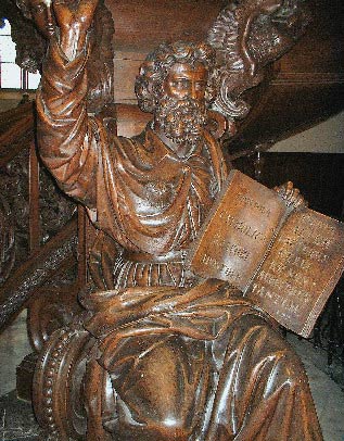 beeld van St. Jakobus in de preekstoel