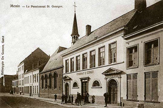 het St. Jorishospitaal (links) en de kapel (midden) in Menen, circa 1900