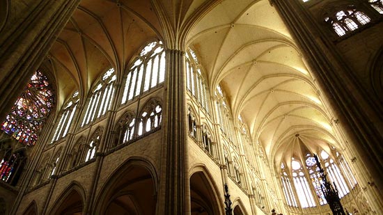 het duizelingwekkend interieur van de gotische kathedraal van Amiens