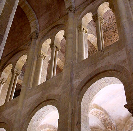 abdijkerk Sainte-Foy in Conques. bovengalerij van de zijbeuk