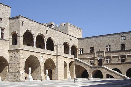 de binnenkoer van het paleis van de Grootmeester op Rhodos