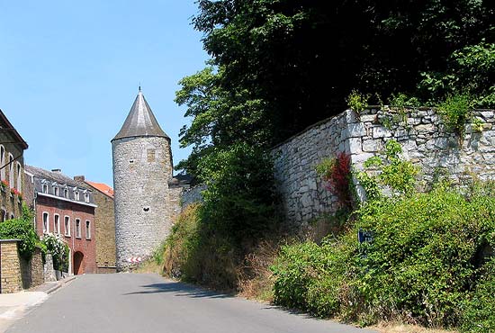 toren en ringmuur van de voormalige commanderij van de Tempeliers in Villers-le-Temple (provincie Luik)