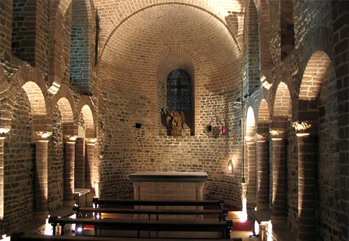 De romaanse benedenkapel van de H. Bloedbasiliek in Brugge